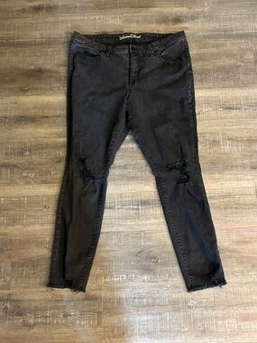 Universal Thread Women’s Mid-rise Distressed Skinny Jeans